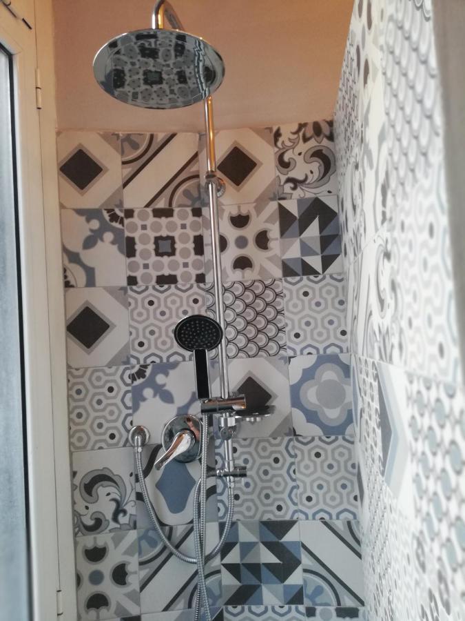 Camera Matrimoniale/Doppia con Letti Singoli con Bagno in Comune